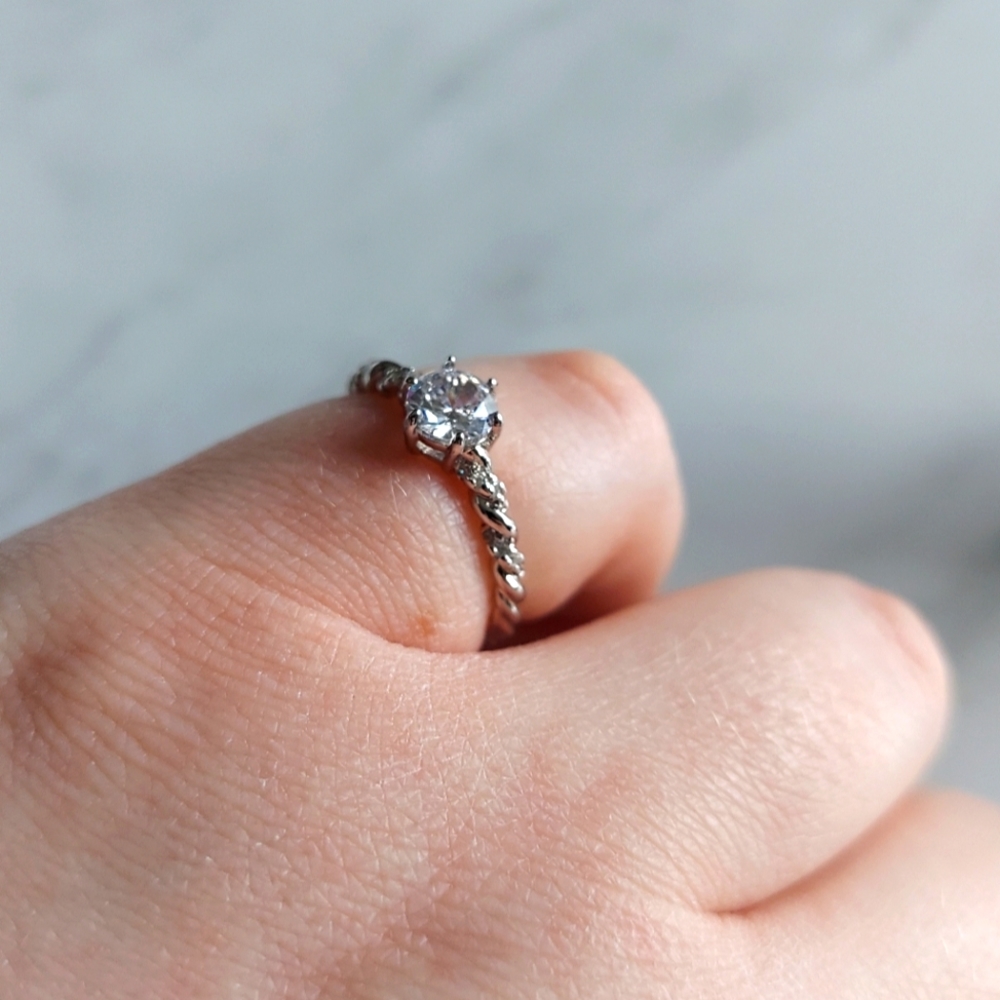 Solitaire Diamond Ring With Twist Band